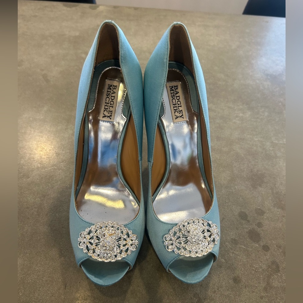 BADGLEY MISCHKA woman’s Tiffany blue satin wedding shoes. Size 10.